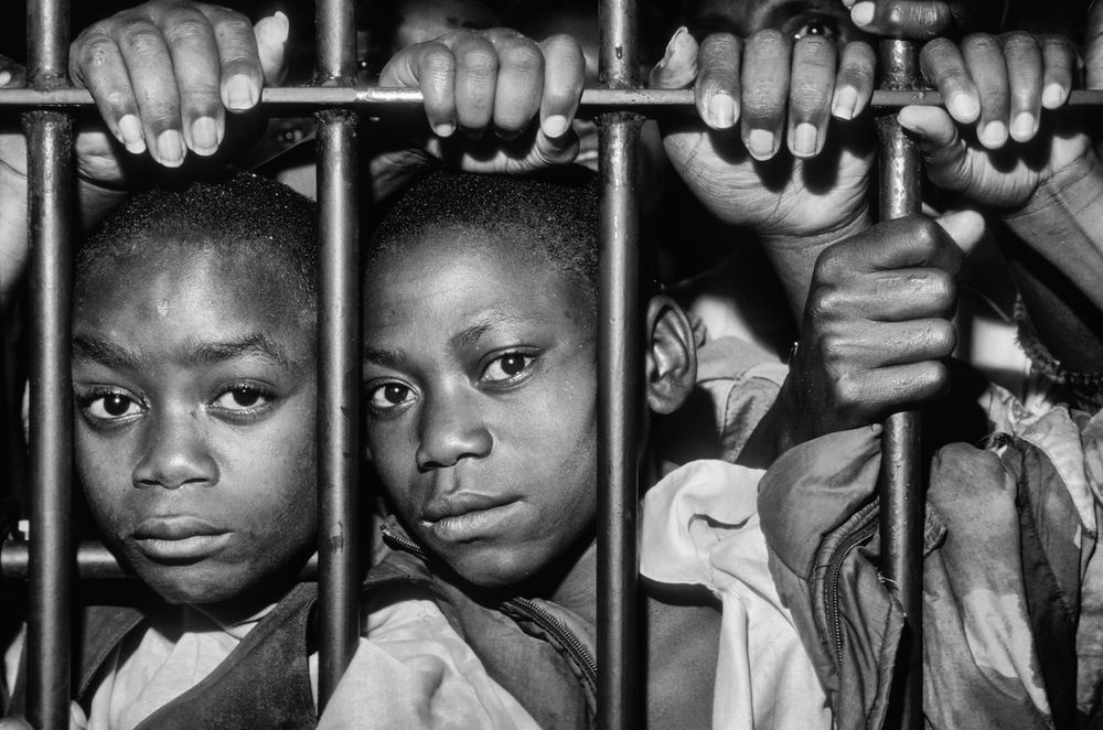 Children suspected of genocide in prison, Kigali 1995. AKG7910237