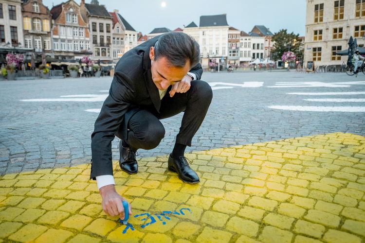 David Moucheron, CEO KBC divisie België, kleurt DWW-vlam in