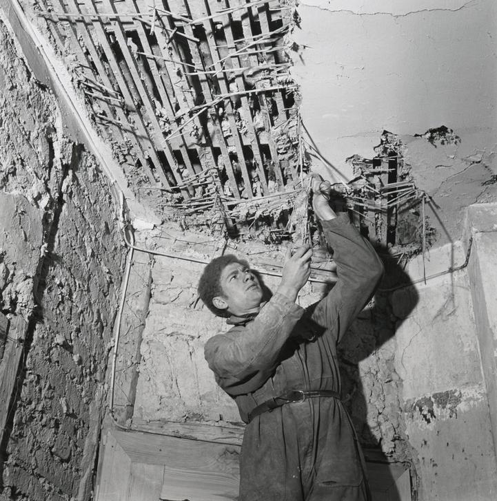 Mr. Günther Bauernfeind repairing his house’s ceiling near Kassel, 1948 AKG248150 © akg-images / Tony Vaccaro