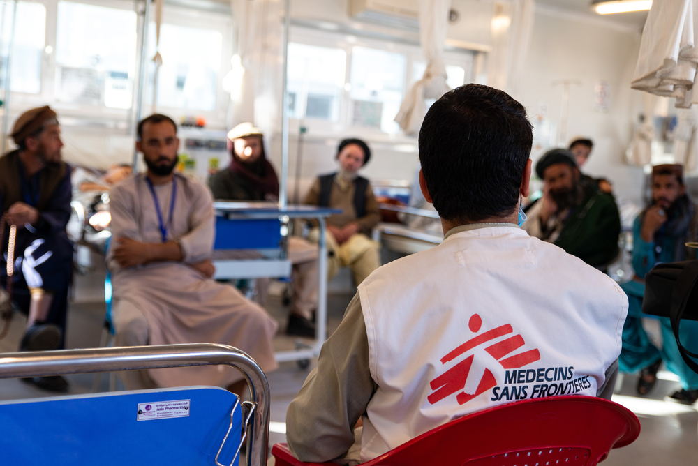 An MSF staff member gives a morning briefing to patients in MSF’s male inpatient department in the Kunduz Trauma Centre in Afghanistan. Photographer: Nava Jamshidi | Location: Afghanistan | Date: 24/11/2022