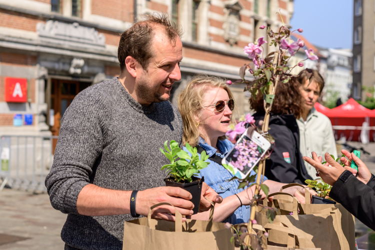 Joris Tielens en Inge Smets halen plantjes op aan het Moorkensplein
