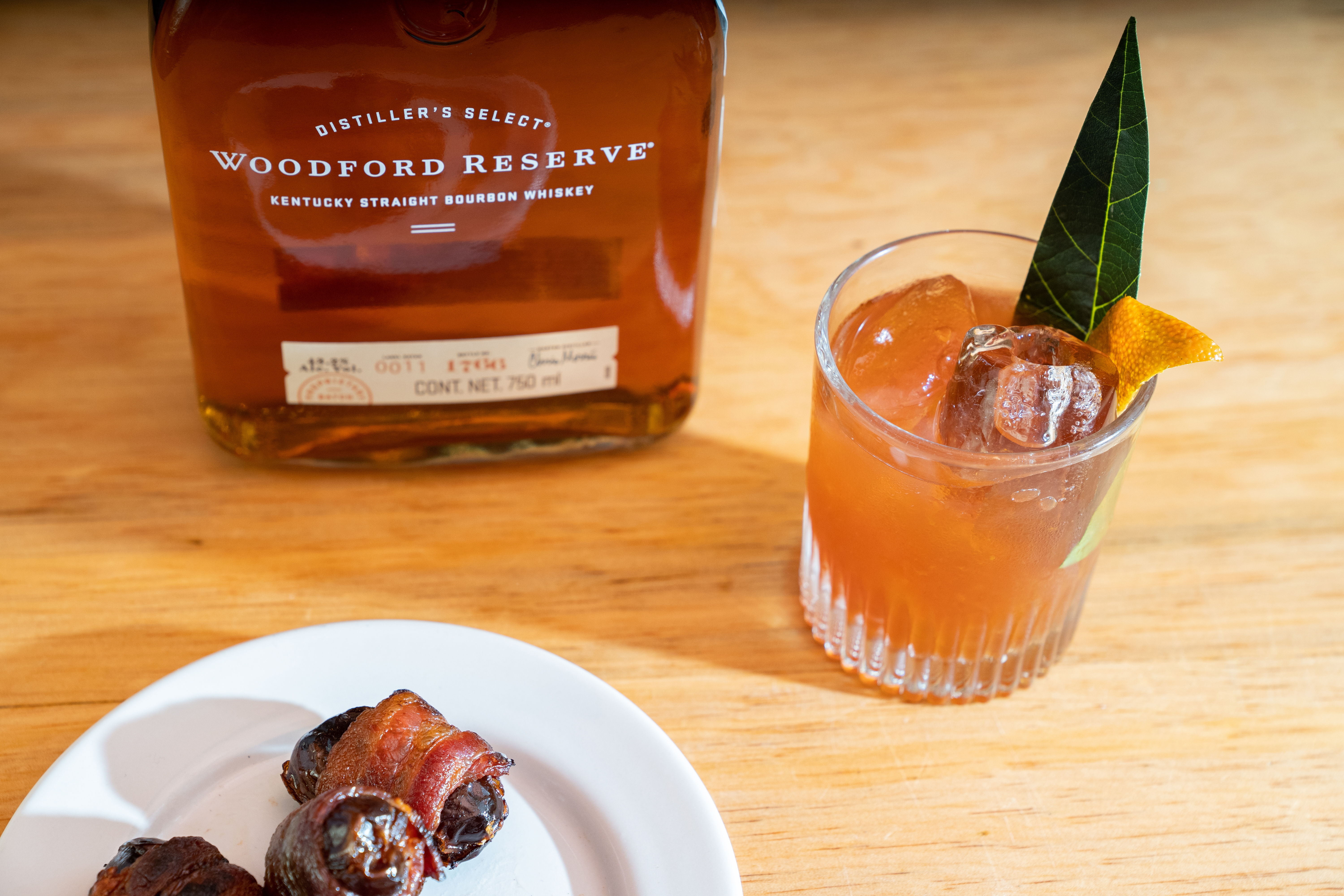 Cóctel inspirado en un old fashioned, con toques de mandarina y jarabe de aguacate Cóctel inspirado en un old fashioned, con toques de mandarina y jarabe de aguacate