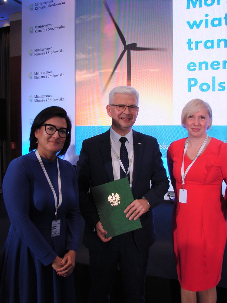 Karolina Lipińska with Ireneusz Zyska (Secretary of State, Government Plenipotentiary for Renewable Energy Sources) and Agnieszka Rodak (CEO of Rumia Invest Park Sp. z o.o.) at the signing ceremony of the Polish Offshore Sector Deal agreement by the Ministry of Climate and Environment and offshore stakeholders.