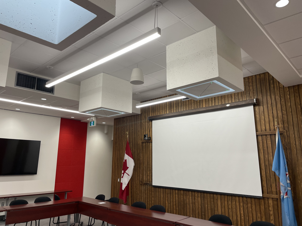 L'Université Carleton actualise sa stratégie d'apprentissage hybride avec le Sennheiser TeamConnect Ceiling 2.