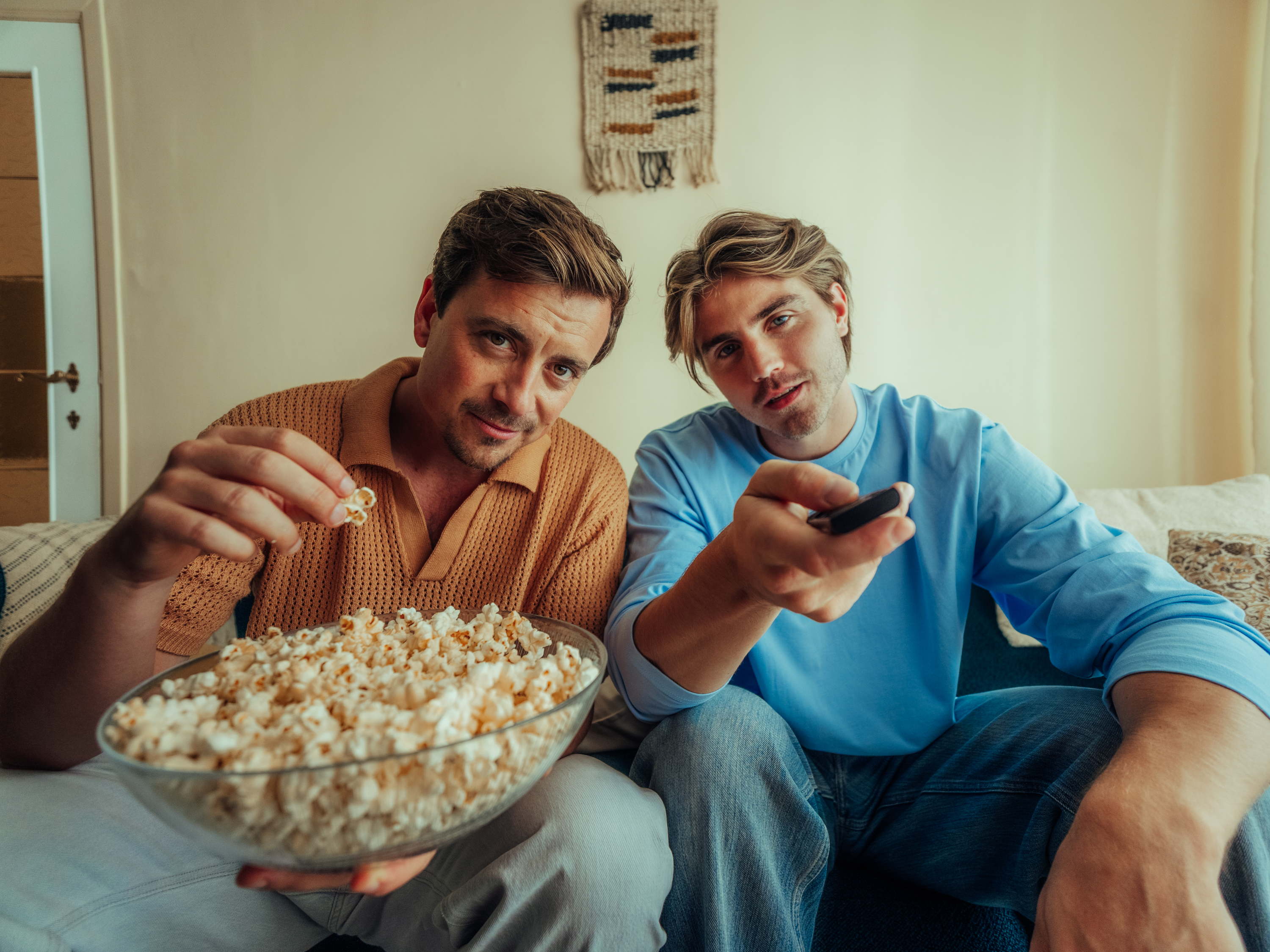 Bij jou voel ik me thuis: Thuis trapt feestelijk najaar af met nieuwe begingeneriek gezongen door MAKSIM en Niels Destadsbader