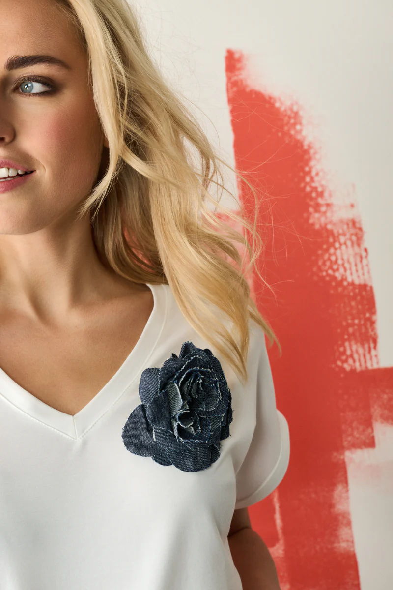T-shirt souple avec broche denim - 79 €