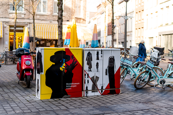 MoMu dans la rue: les cabines d'alimentation en énergie décorées dans la Nationalestraat