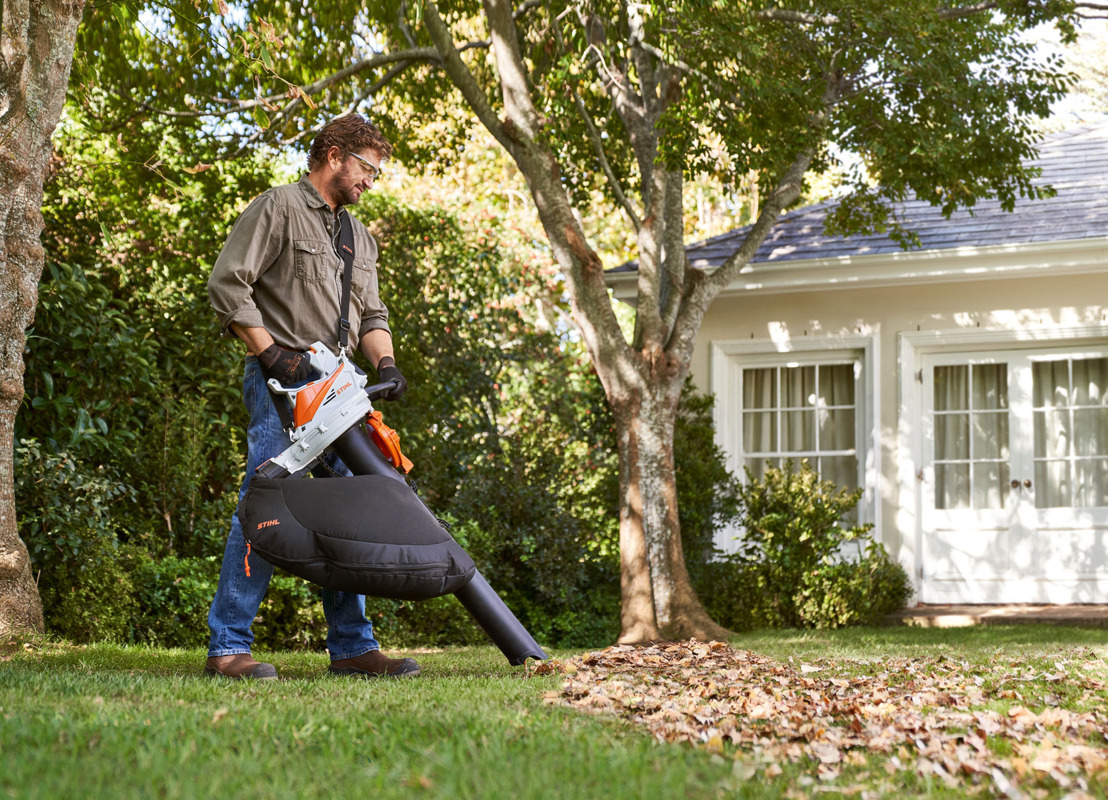 Le nouvel aspirateur de feuilles sur batterie STIHL SHA 56 garantit une parfaite propreté dans le jardin et aux abords de la maison