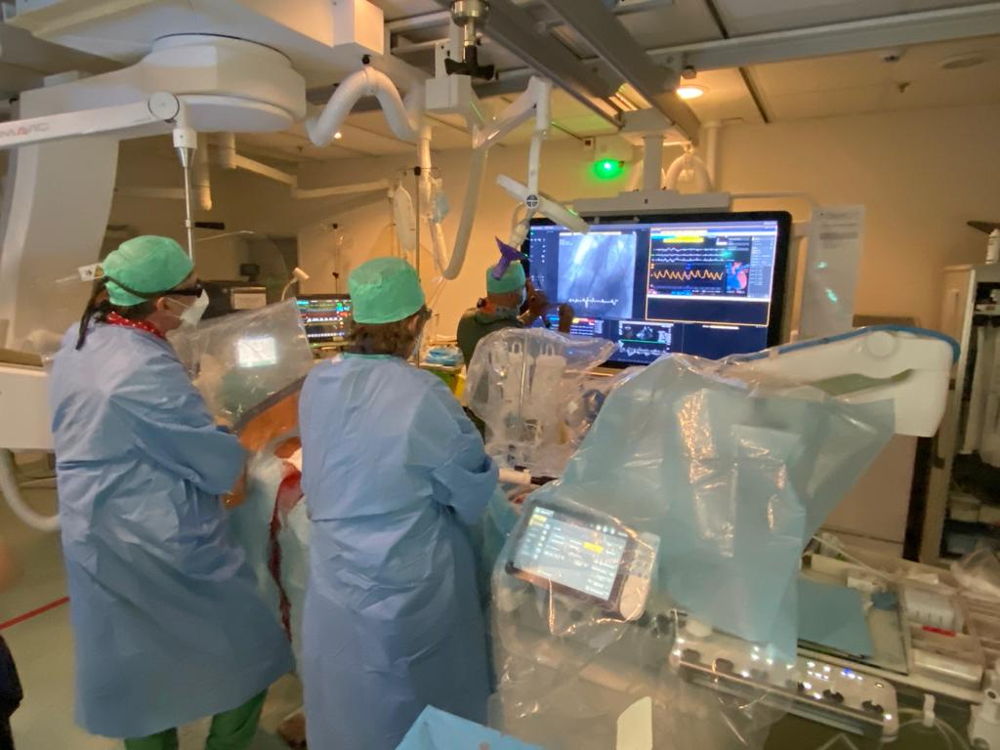 De operatiezaal van het cathlab van ZNA Middelheim, met de cardiologen en de opstelling om de stent te plaatsen.