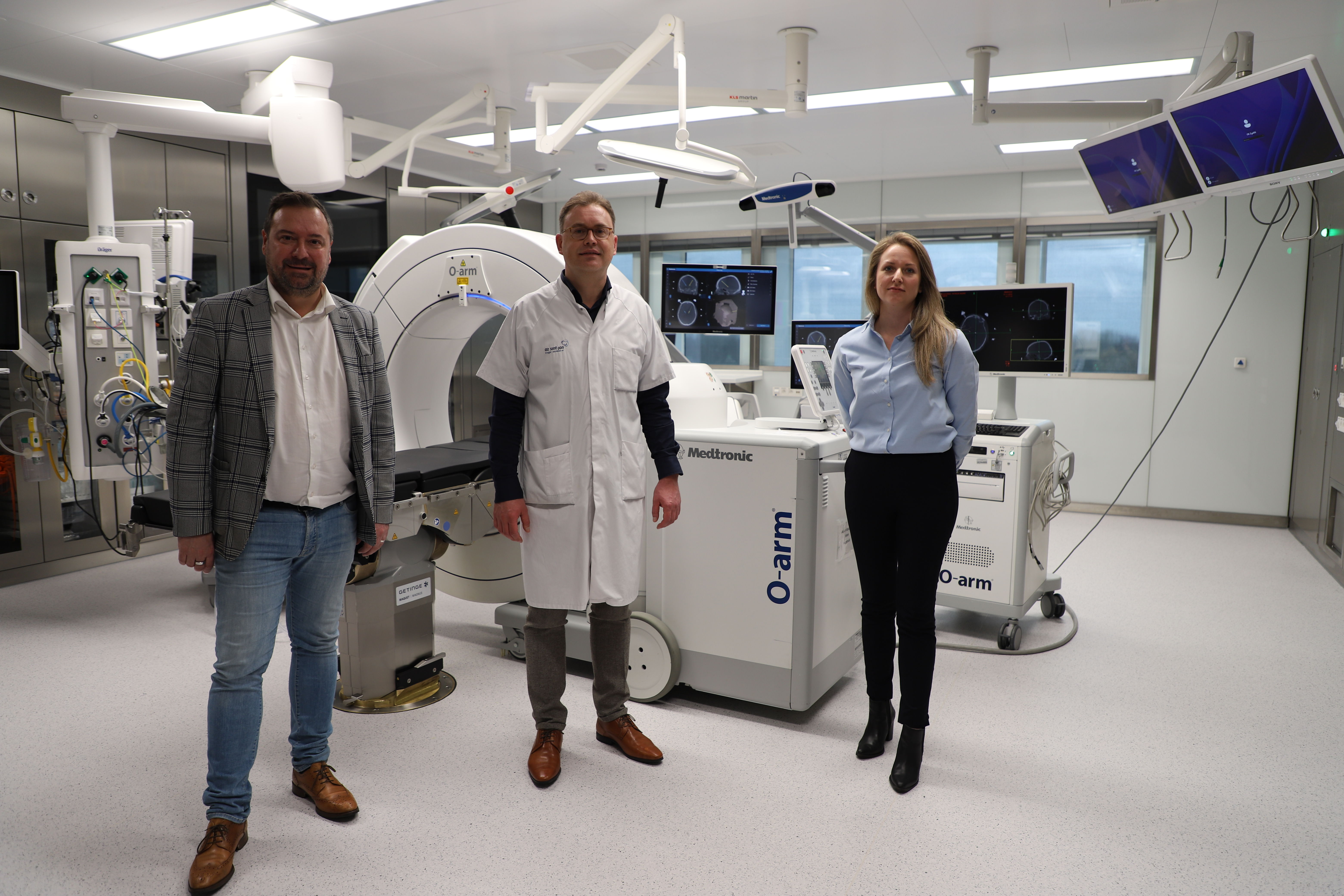 Ziekenhuisvoorzitter Pablo Annys bracht een bezoek aan de twee gloednieuwe neurochirurgieoperatiezalen, die beide optimaal gebruik kunnen maken van de intra-operatieve CT-scan (O-arm) bij craneale en spinale ingrepen.