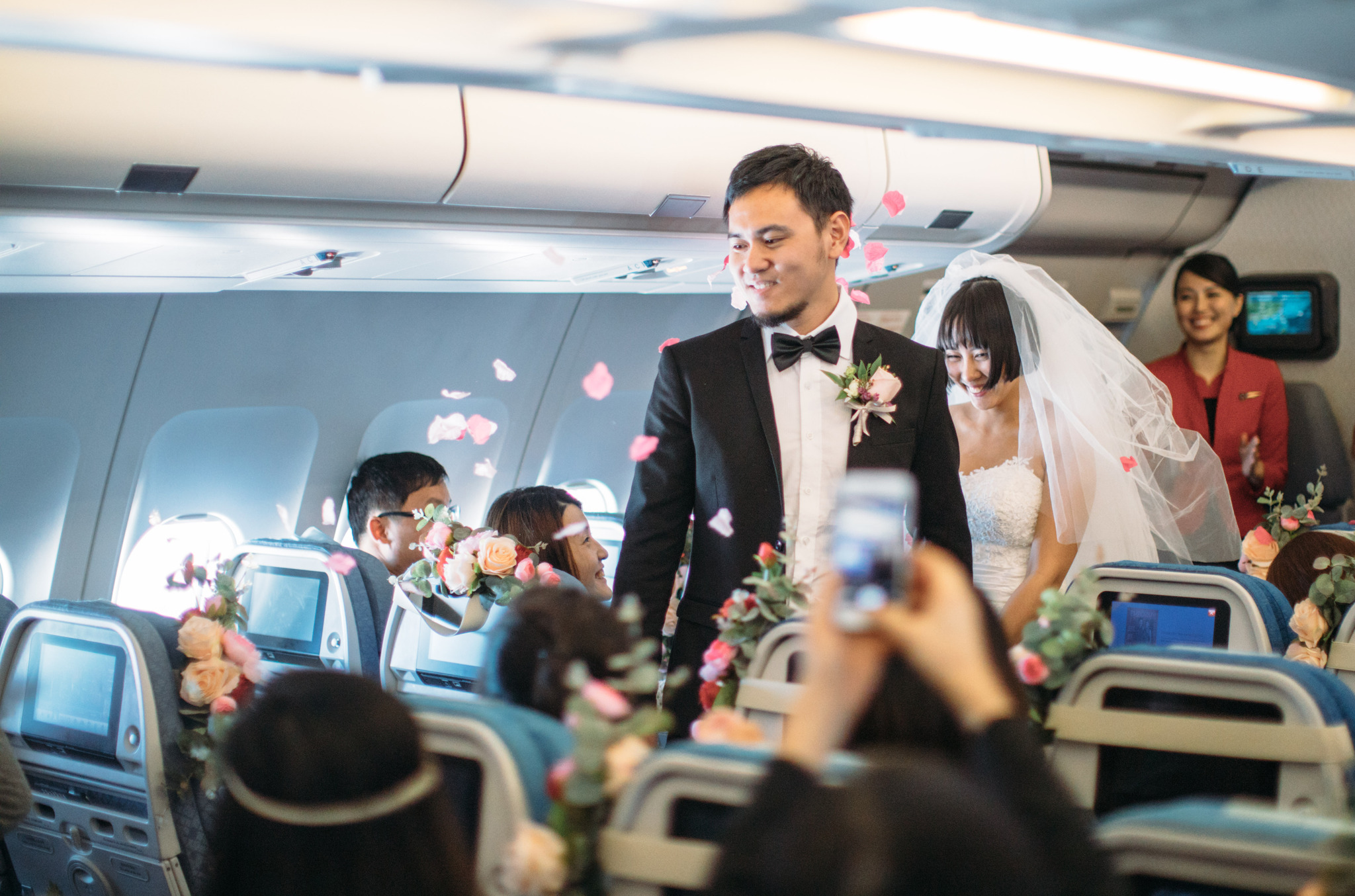 Выезд самолета. Свадьба в самолете. Предложение руки и сердца в самолете. Свадебный самолет. Предложение на борту самолета.