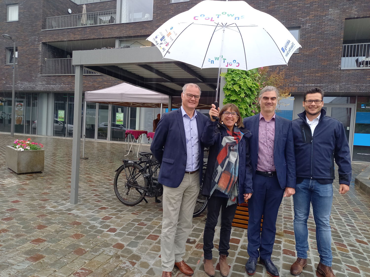 vlnr: 
Filip Thienpont, burgemeester Merelbeke; Riet Gillis, gedeputeerde bevoegd voor Klimaat en Mobiliteit; Tim De Keukelaere, schepen bevoegd voor Milieu en Duurzaamheid; Benny Pycke, product manager Sioen 

