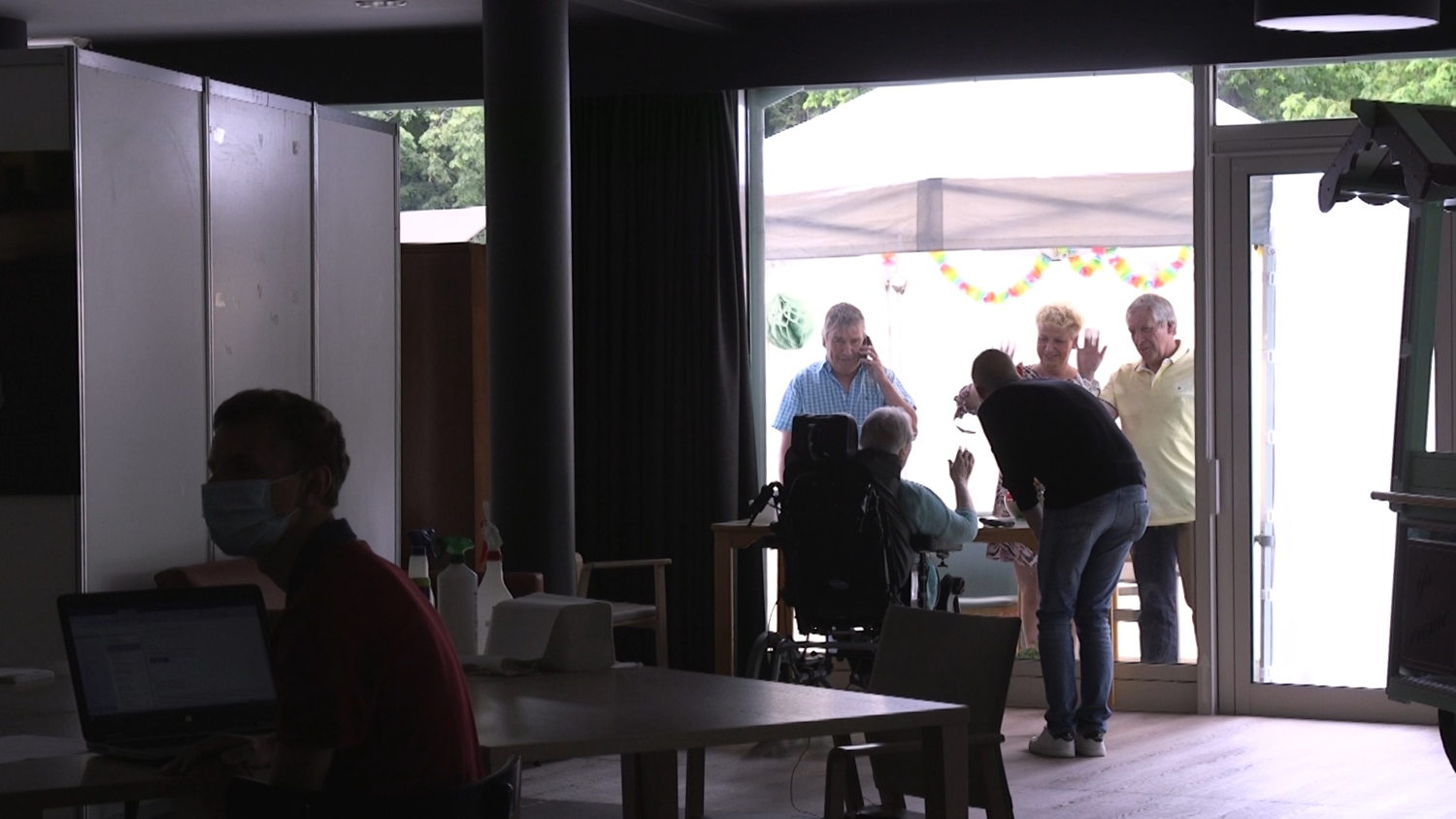 contacten beperkt tot wuiven achter glas