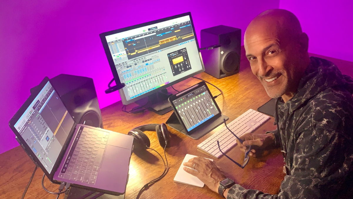 David edita e mixa em seu Home studio, usando os fones de ouvido Sennheiser HD 650 e monitores de estúdio Neumann KH 120.