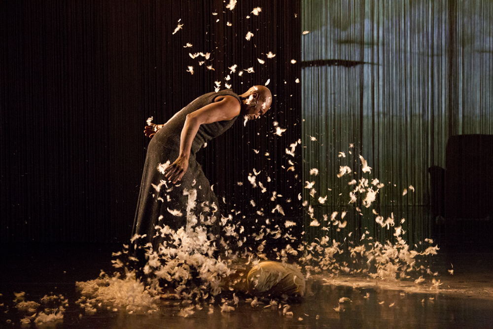 Germaine Acogny / Mikaël Serre -
Somewhere at the Beginning - Moussem Cities Dakar - 19/02© Thomas Dorn