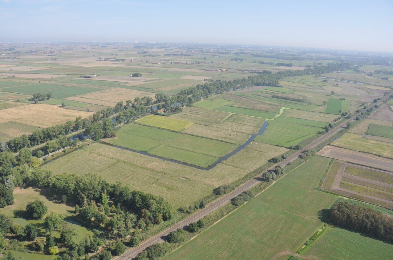 Een zicht op Kwetshage gelegen tussen de ​ spoorweg Brugge – Oostende (onderaan) en het kanaal Gent – Oostende (bovenaan). Centraal in het gebied ligt de waterloop ‘Kwetshagezwin’.