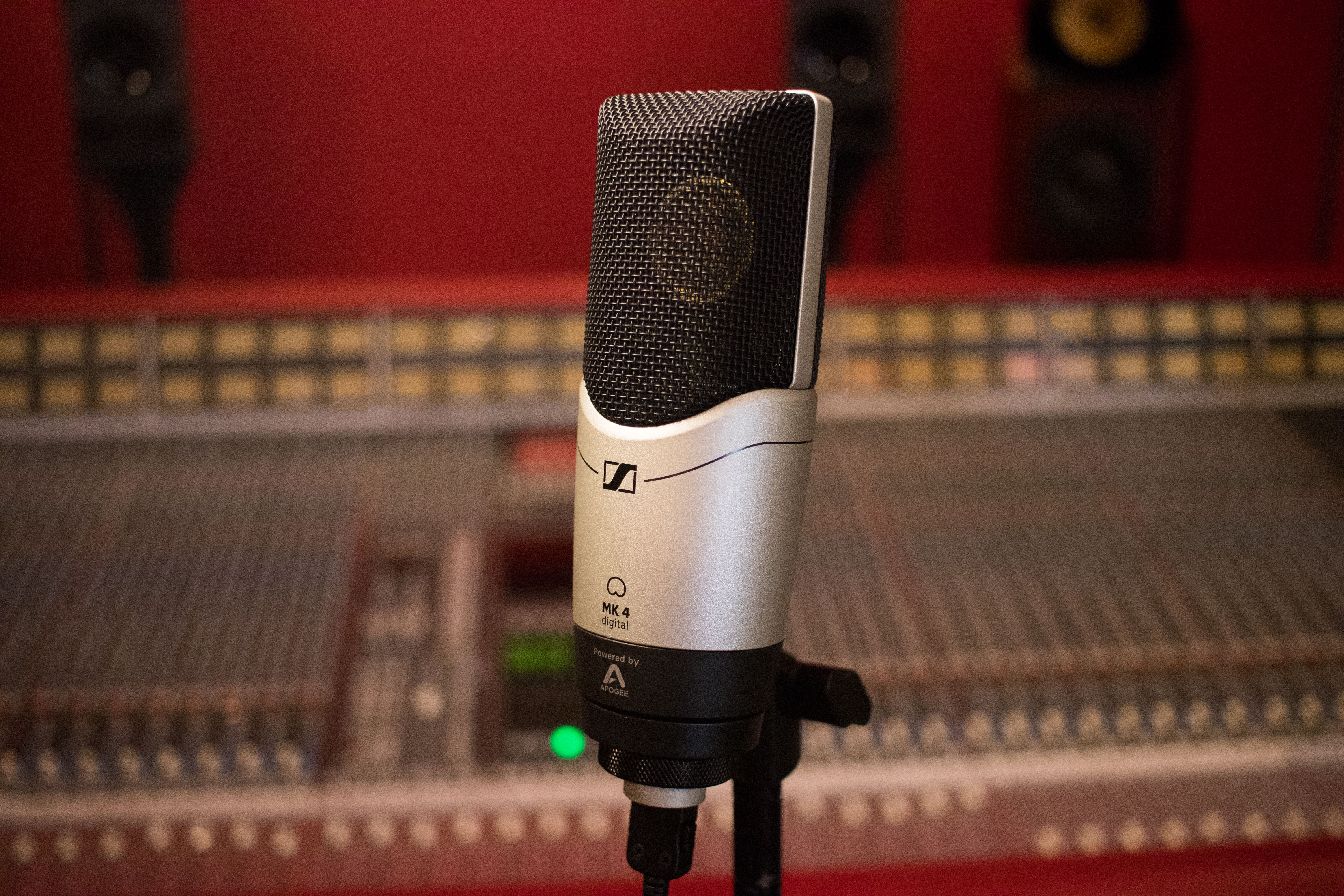 A professional microphone for home recordings: ​
The MK 4 digital combines the high-resolution studio sound of a true condenser microphone with the simplicity of digital solutions.
​