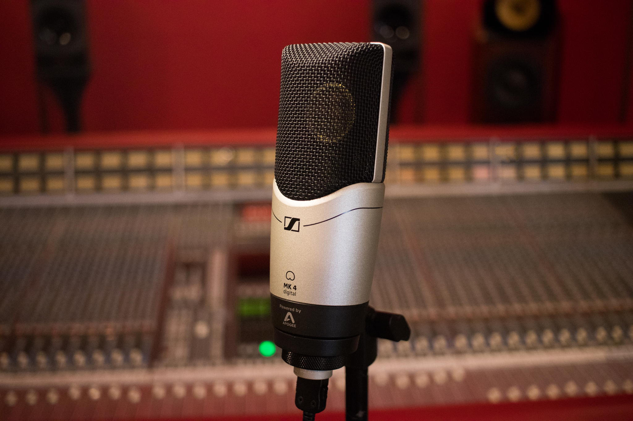 A professional microphone for home recordings:
The MK 4 digital combines the high-resolution studio sound of a true condenser microphone with the simplicity of digital solutions.
A professional microphone for home recordings:
The MK 4 digital combines the high-resolution studio sound of a true condenser microphone with the simplicity of digital solutions.
