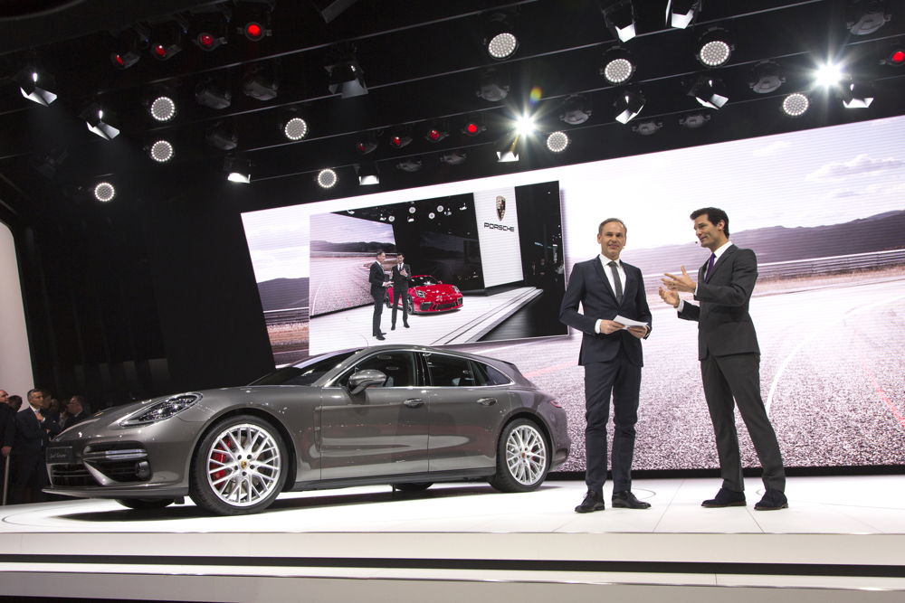 Auto Show Internacional de Ginebra 2017: Oliver Blume, Presidente del Consejo Directivo de Porsche AG, y Mark Webber, embajador de Porsche, presentan los nuevos Panamera Sport Turismo y 911 GT3.