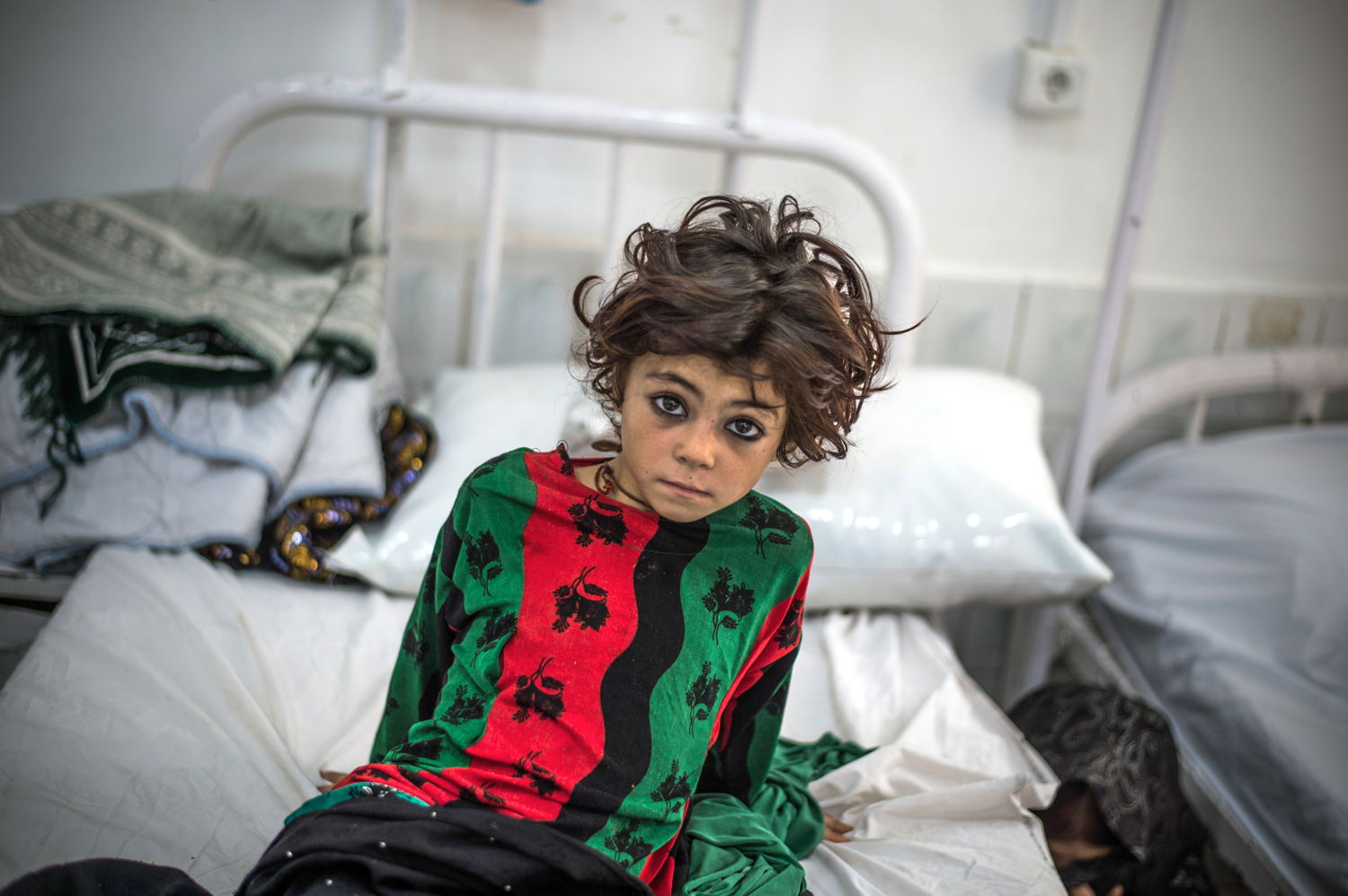 Een jonge meisje wacht voor de vrouwelijke spoedafdeling van het Boost-ziekenhuis in de Afghaanse stad Lashkar Gah. Het is een van de grootste ziekenhuizen van Artsen Zonder Grenzen, met 300 bedden en meer dan 700 medewerkers © Kadir Van Lohuizen/Noor