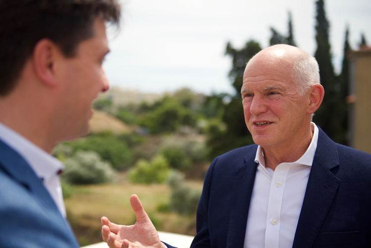 De val - Michaël Van Droogenbroeck en Giorgos Papandreou - (c) VRT / Sylvester