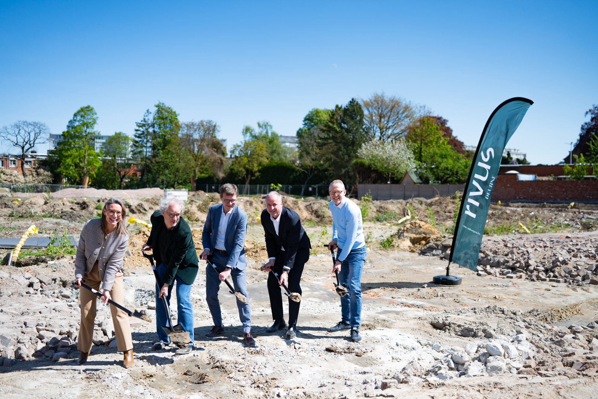 Districtsburgemeester van Deurne Sekeris zet eerste spadesteek voor nieuwe woonwijk Rivus