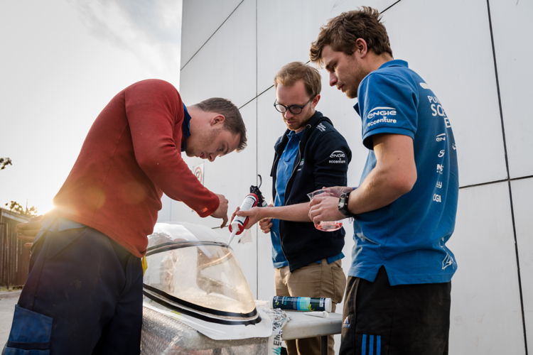 Herstellingen aan de wagen (Credits to Punch Powertrain Solar Team/Geert Vanden Wijngaert)