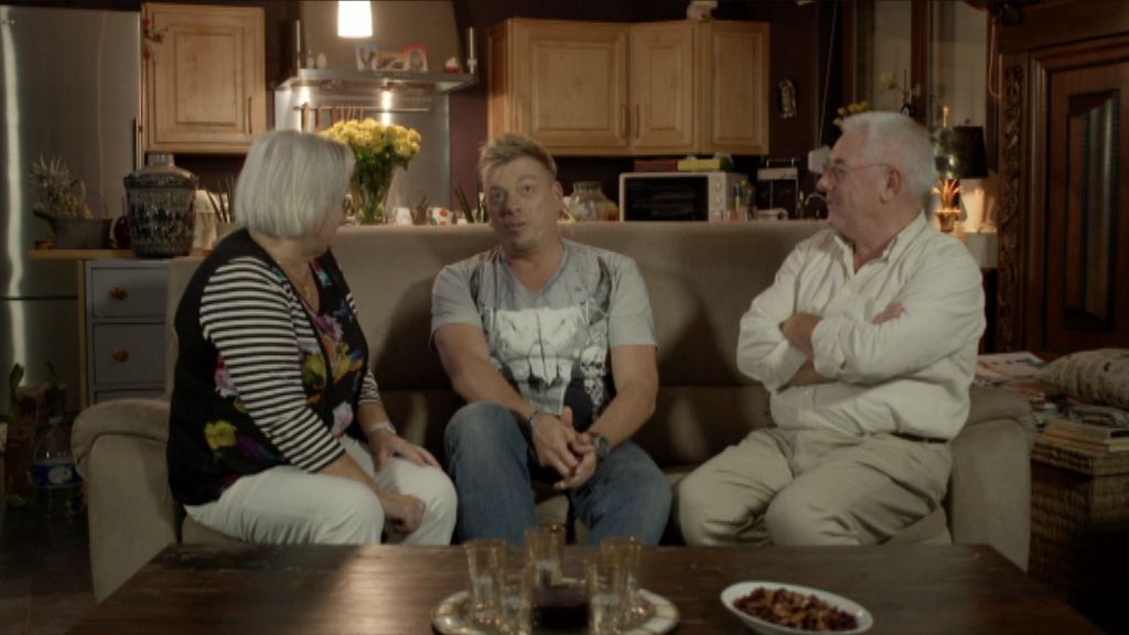 Jos en Jacqueline op de sofa met Pat Krimson.