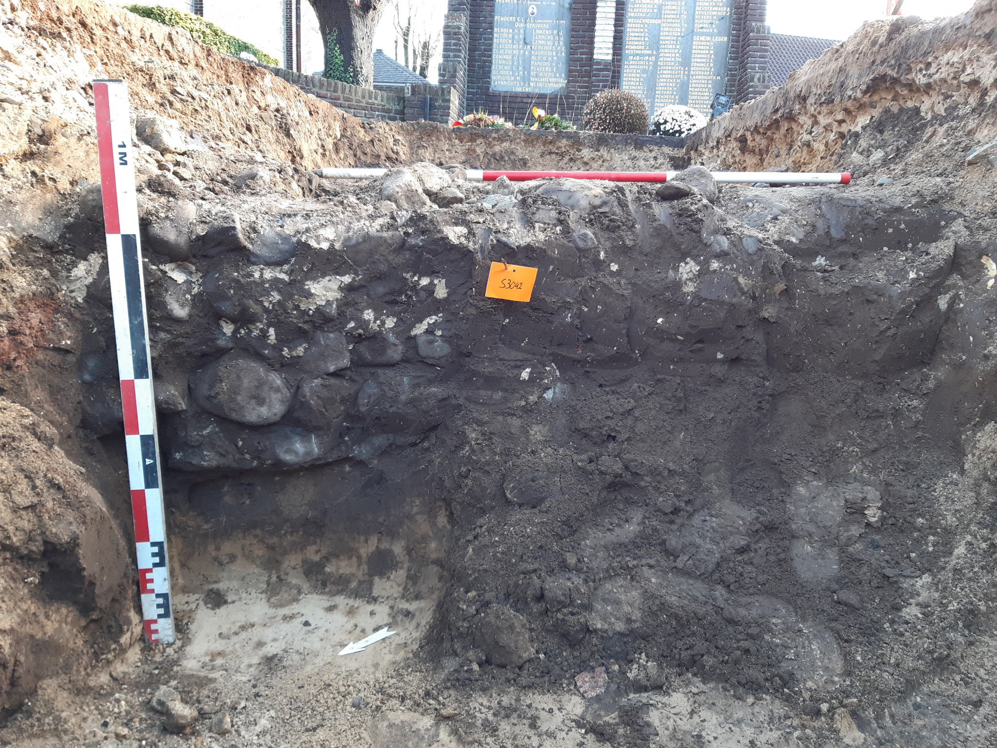 Opgravingen aan de oude kerkhofmuur Opgravingen aan de oude kerkhofmuur