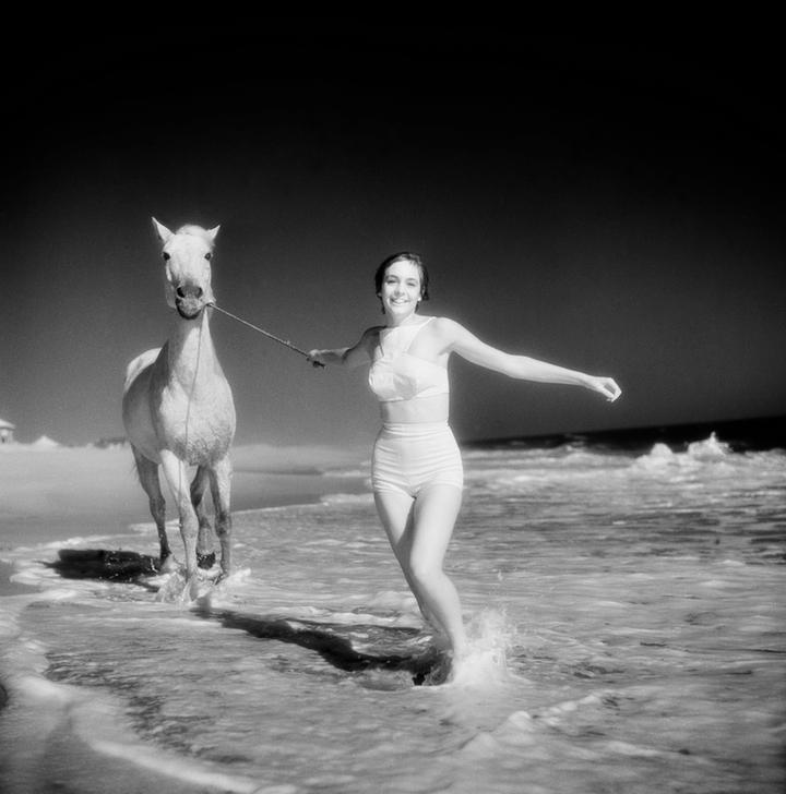 Model wearing a two-piece swimsuit (photo taken with an infra-red camera for "Look" magazine). AKG3551158 © akg-images / Tony Vaccaro Model wearing a two-piece swimsuit (photo taken with an infra-red camera for "Look" magazine). AKG3551158 © akg-images / Tony Vaccaro