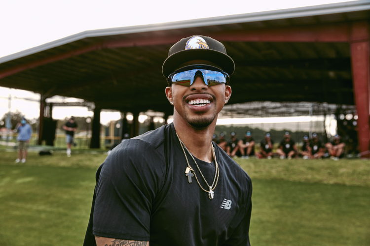 OAKLEY ENCODER - FRANCISCO LINDOR LIFESTYLE IMAGE (1)