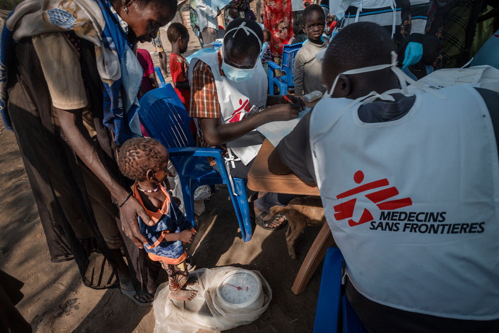 Un equipo de MSF realiza un control nutricional en el estado de Unidad, Sudán del Sur, donde hogares, cultivos e instalaciones educativas y sanitarias han sido anegadas por las inundaciones. © Sean Sutton