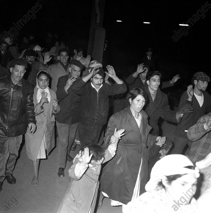 Arrestation massive d'Algériens lors de la manifestation du 17 octobre 1961 © Jacques Boissay / akg-images