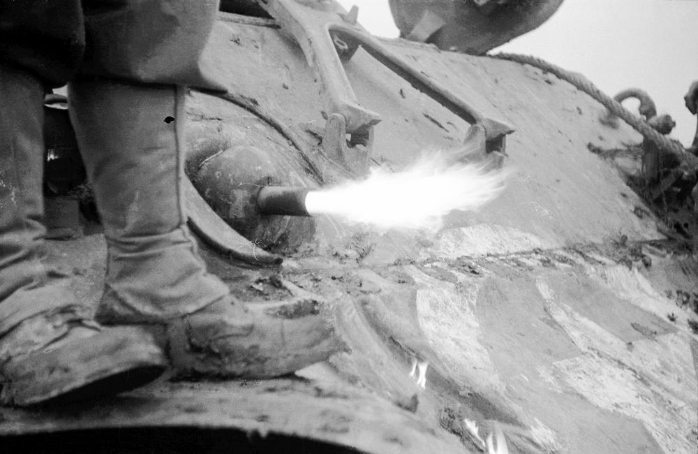 Sherman M4 tank. Luxembourg, November 1944 AKG3118671 © akg-images / Tony Vaccaro Sherman M4 tank. Luxembourg, November 1944 AKG3118671 © akg-images / Tony Vaccaro