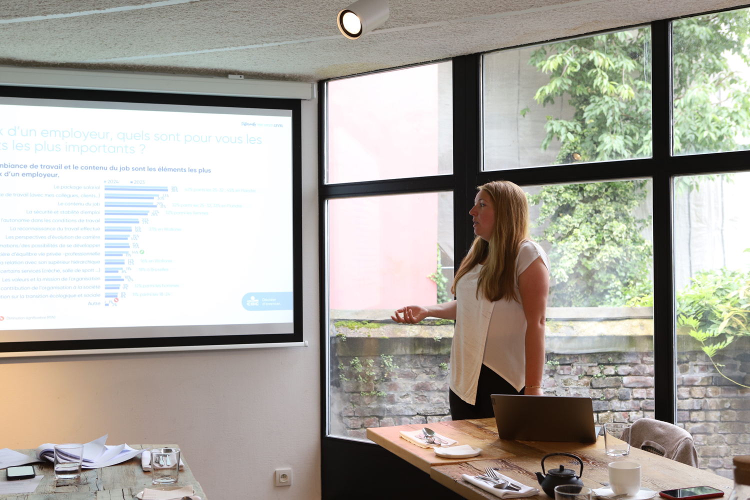 Marine De Ridder, chercheuse dans la Chaire en Pratiques Managériales Innovantes et chargée de cours à l’Ichec Brussels Management School