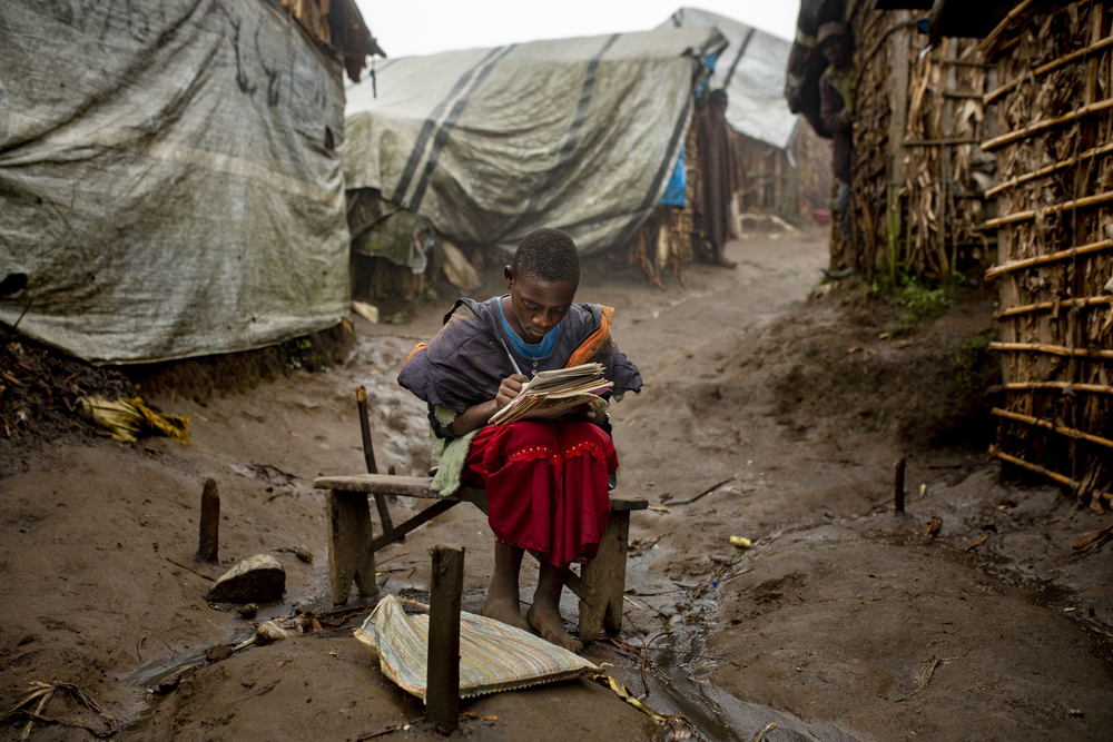 Un enfant qui fait ses devoirs dans le camp de déplacés de Katale, sur le territoire de Masisi © Pablo Garrigos/MSF