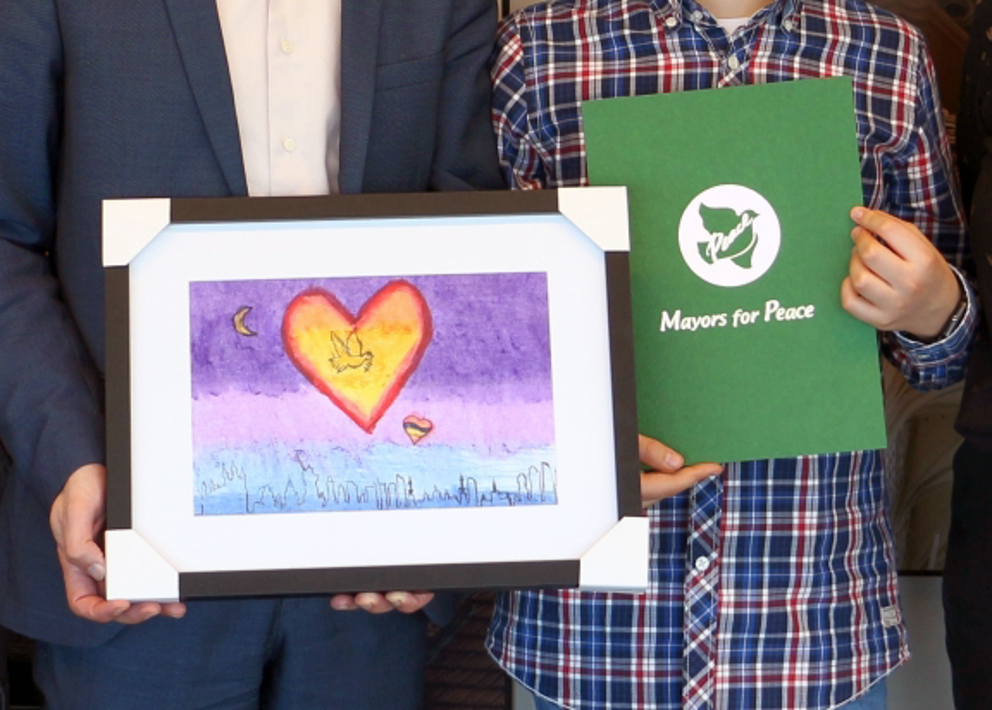 Twaalfjarige Jakub ontvangt internationale prijs voor zijn tekening ‘Vredevolle steden’