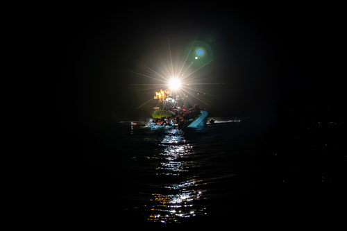 This pictures captures the harrowing moment an overcrowded boat capsized last night. Luckily, the @MSF team managed to retrieve all 45 people safely from the water. Copyright: Simone Boccaccio