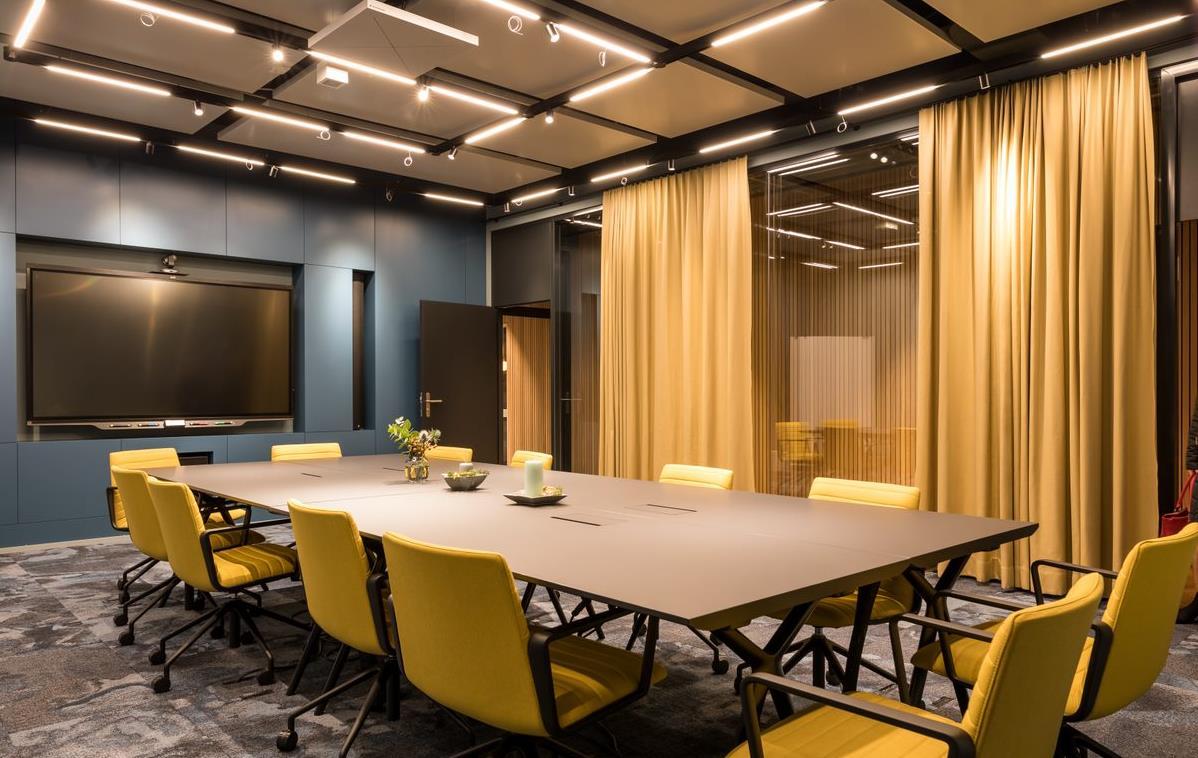 Meeting room equipped with TeamConnet Ceiling 2