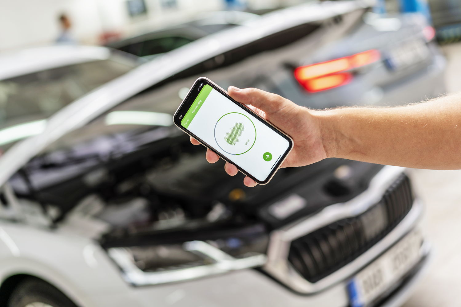 The software is already able to recognise ten patterns –
with an accuracy of over 90 per cent – including for
components such as the steering system, the air
conditioning compressor, and the clutches in the direct-shift
gearbox (DSG). The app is also set up to recognise further
sound patterns.