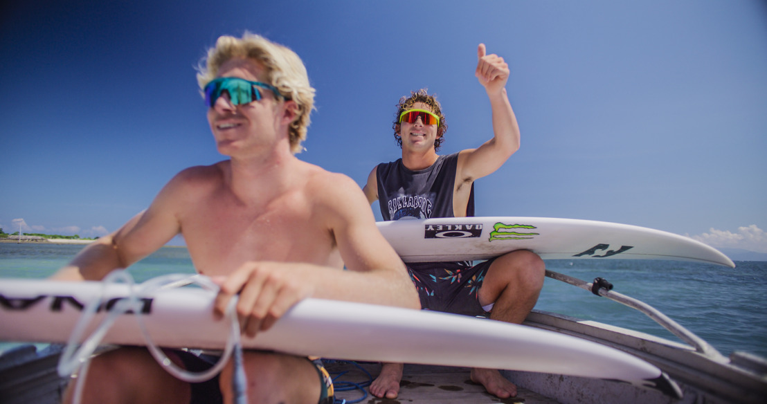 Oakley®의 최신 선글라스 HYDRA, 90년대 서핑 문화의 레트로한 분위기를 자아내다