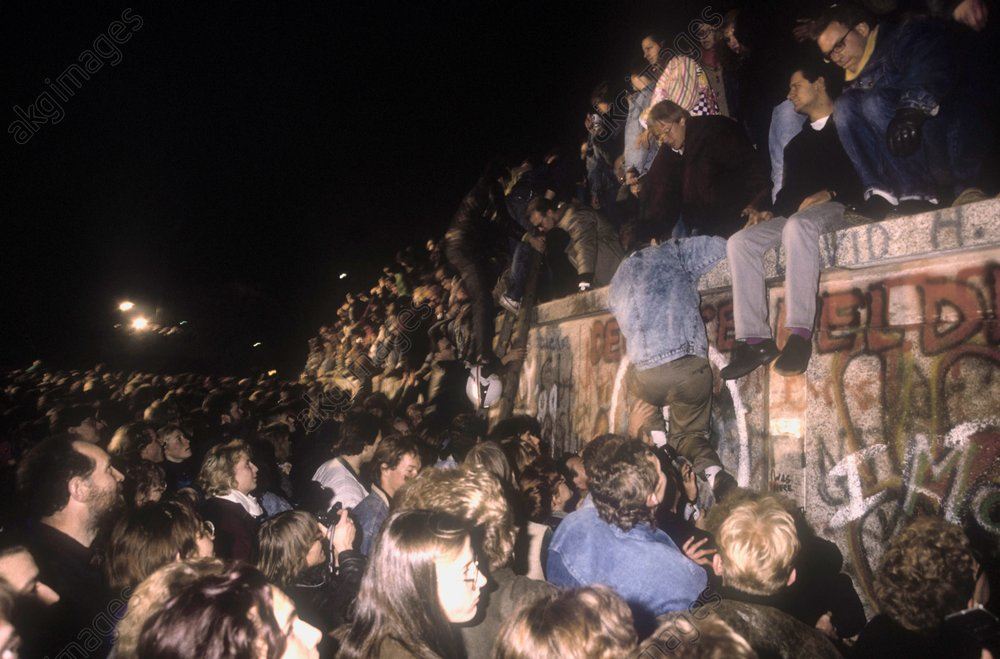 East and West Berliners storm the Wall near the Brandenburg Gate; the night of 9–10 November 1989 / AKG72973