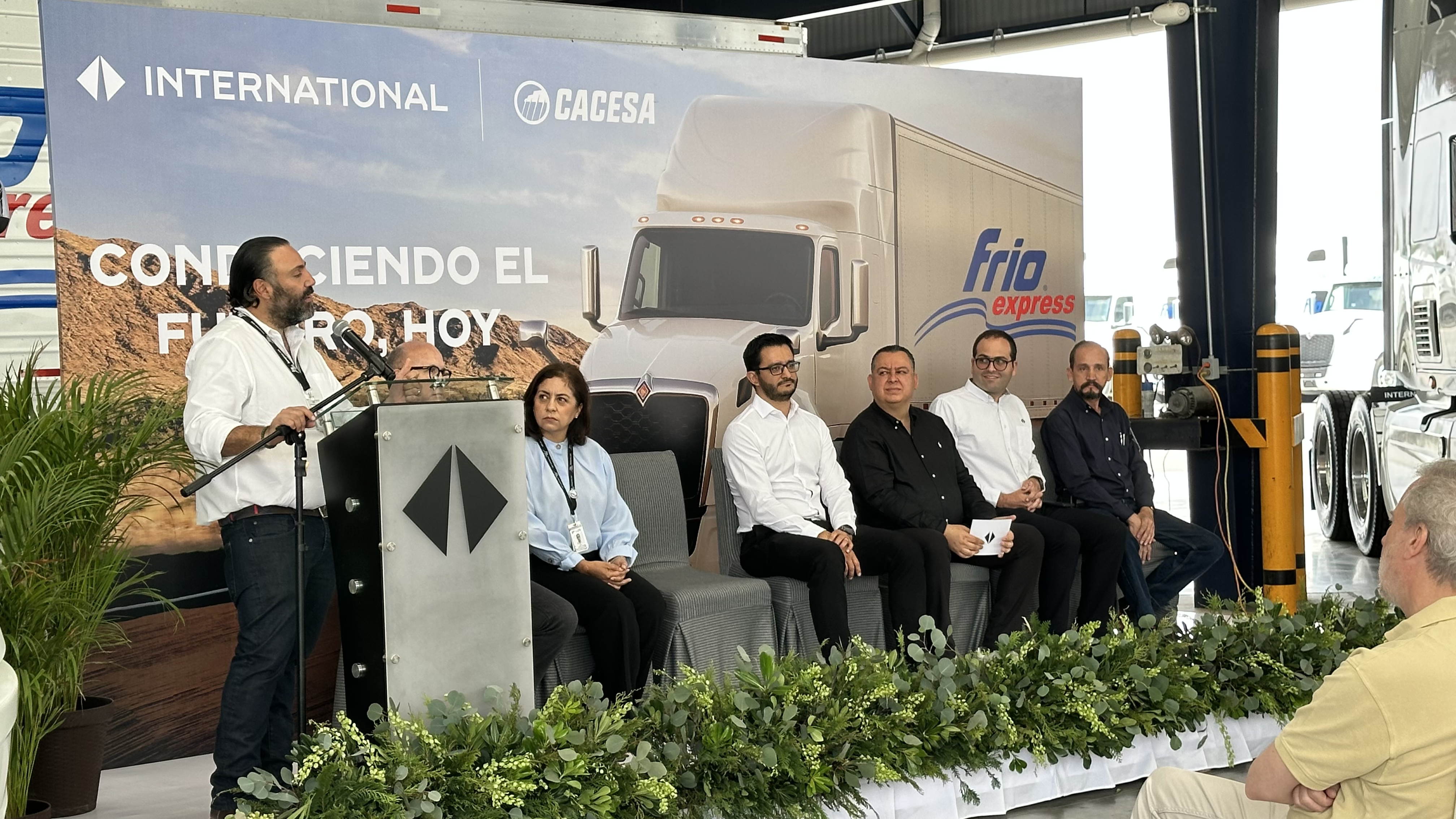 De izquierda a derecha: José Ramón Medrano, Director General de Frío Express; Alfonso Giancinti, Director de Operaciones de Frío Express; Lorena Rangel, Directora de Recursos Humanos y Desarrollo Organizacional de Frío Express; Rafael Alvarenga, Presidente de Operaciones Comerciales de International Latinoamérica; Carlos López, Director de Venta de Soluciones de International; Martín Amaranto Ibarra, Director General de Camionera del Centro (CACESA); y Roberto Navarro, Gerente de Mantenimiento de Frío Express.