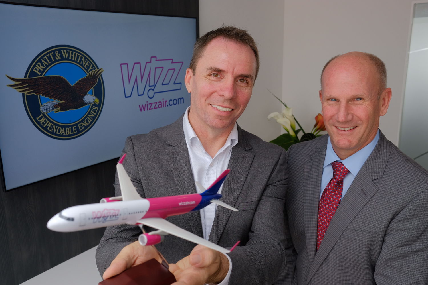 József Váradi, CEO van Wizz Air, en Rick Deurloo, Senior Vice President Sales en Customer Support van Pratt & Whitney
