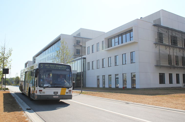 De Mechelse stadslijnen 2 en 5 stoppen vanaf 1 september aan de hoofdingang van AZ Sint-Maarten in Mechelen-noord.
