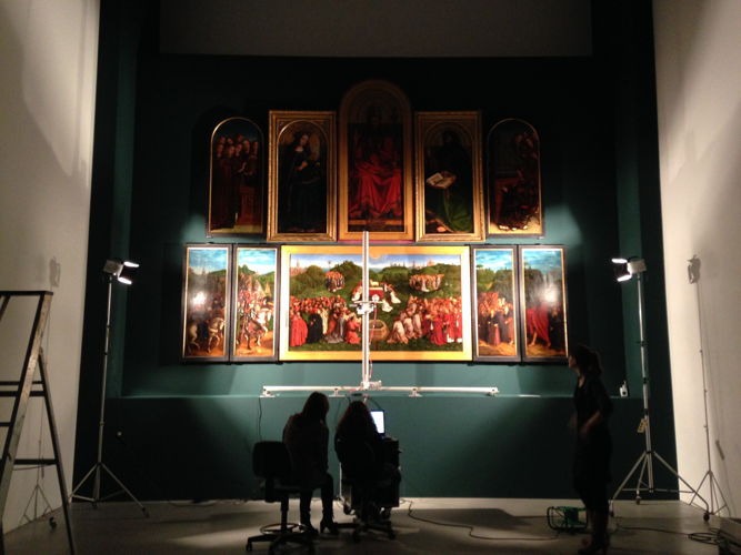 Michiel Coxcie verleidt het publiek. Het Koninklijk Instituut voor het Kunstpatrimonium (K.I.K.) onderzoekt de panelen van de kopie van het Lam Gods en voert een infraroodreflectografie uit. Deze resultaten helpen hen verder in de restauratie van het Vlaamse topstuk van de gebroeders  Van Eyck. (c) M - Museum Leuven, Veerle Ausloos