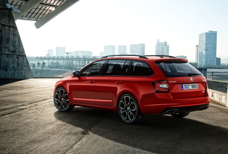 Compared to the ‘normal’ models in the range, the sports chassis lowers the body of the ŠKODA OCTAVIA RS 245 by 14 mm. Its rear track is 38 mm wider than that of the predecessor. The standard, gloss-black alloy wheels are 19 inches in diameter.