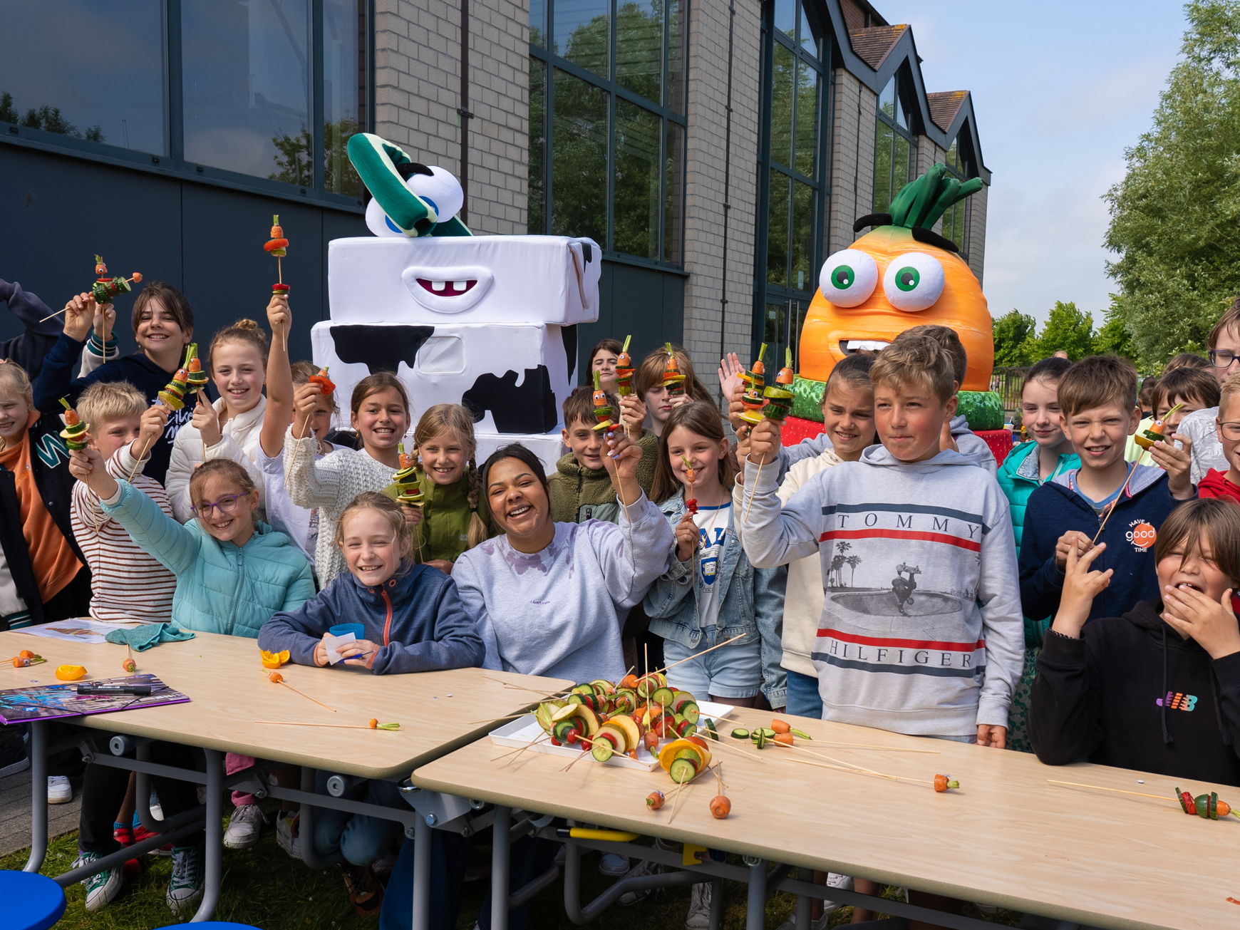 Leerlingen De Lisblomme snacken gezond met Ketnet-actrice Sali