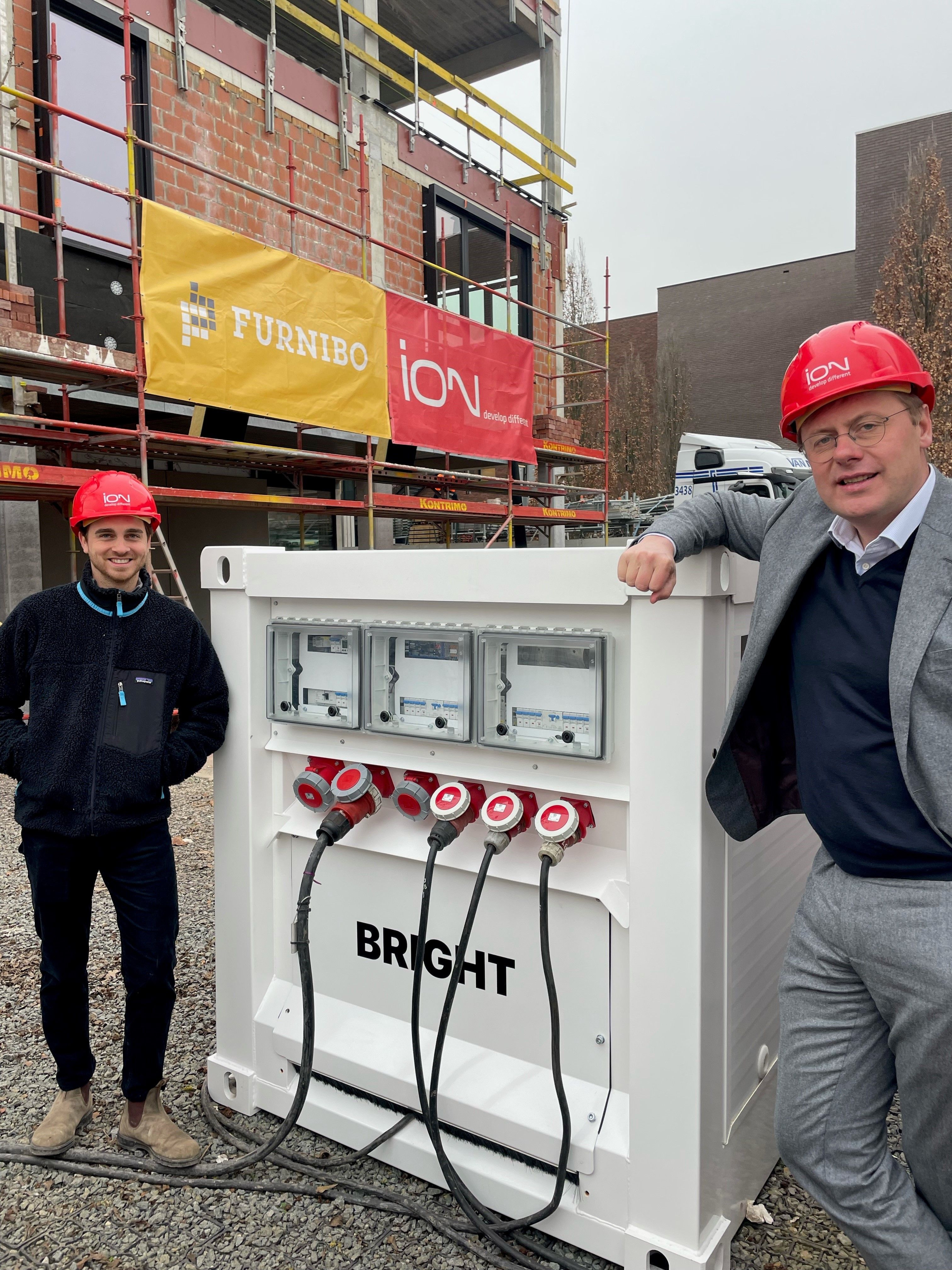 Sam Van Acker van Bright Energy met ION-CEO Kristof Vanfleteren bij een werfbatterij op de bouwplaats van een verpleegschool in Kortrijk.