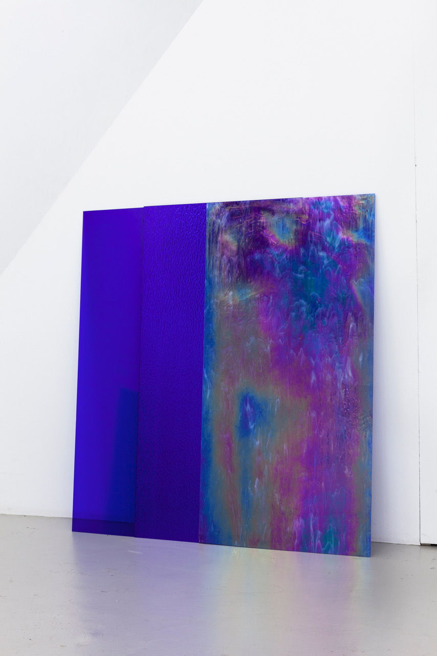Geoffrey de Beer, Bleu foncé solide_2020 _122 x 112 cm_glass